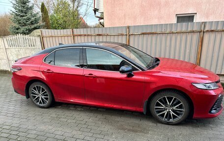 Toyota Camry, 2021 год, 3 850 000 рублей, 2 фотография