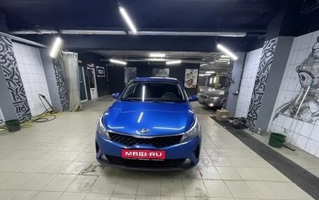 KIA Rio IV, 2021 год, 1 349 000 рублей, 1 фотография
