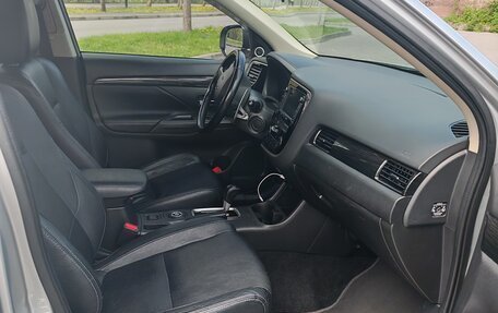 Mitsubishi Outlander III рестайлинг 3, 2015 год, 2 300 000 рублей, 7 фотография