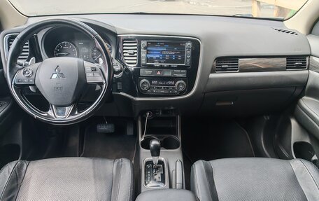 Mitsubishi Outlander III рестайлинг 3, 2015 год, 2 300 000 рублей, 8 фотография