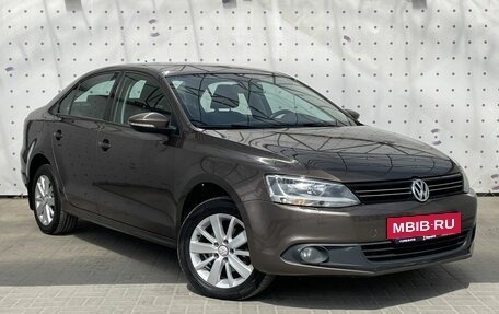 Volkswagen Jetta VI, 2012 год, 999 000 рублей, 3 фотография
