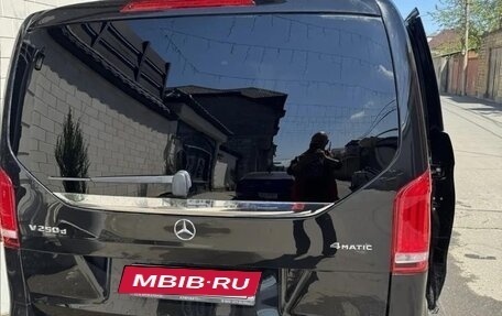 Mercedes-Benz V-Класс, 2017 год, 6 500 000 рублей, 3 фотография