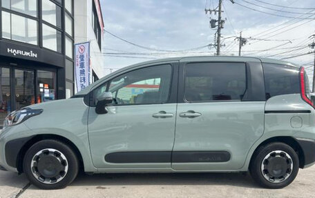 Toyota Sienta, 2023 год, 1 360 000 рублей, 7 фотография