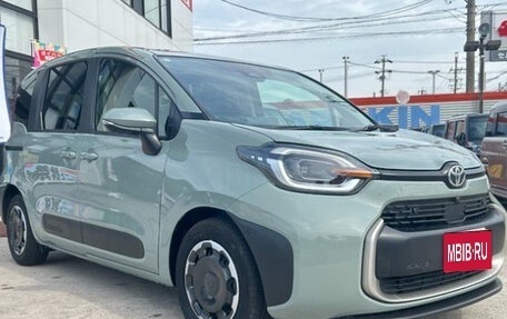 Toyota Sienta, 2023 год, 1 360 000 рублей, 1 фотография