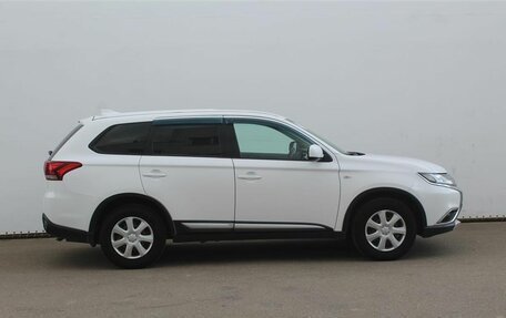 Mitsubishi Outlander III рестайлинг 3, 2017 год, 1 810 000 рублей, 4 фотография