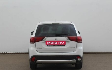 Mitsubishi Outlander III рестайлинг 3, 2017 год, 1 810 000 рублей, 6 фотография