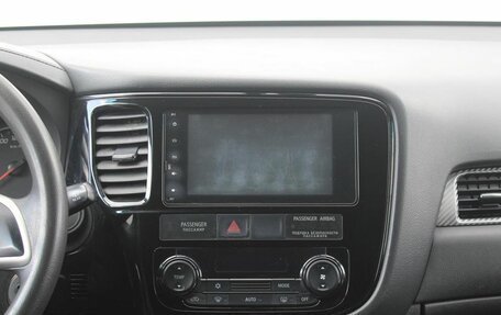 Mitsubishi Outlander III рестайлинг 3, 2017 год, 1 810 000 рублей, 16 фотография