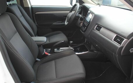 Mitsubishi Outlander III рестайлинг 3, 2017 год, 1 810 000 рублей, 14 фотография