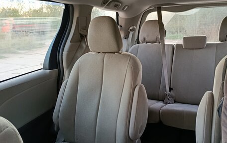 Toyota Sienna III, 2011 год, 2 300 000 рублей, 5 фотография