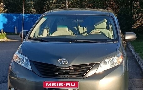 Toyota Sienna III, 2011 год, 2 300 000 рублей, 2 фотография