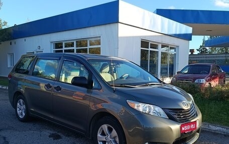 Toyota Sienna III, 2011 год, 2 300 000 рублей, 6 фотография