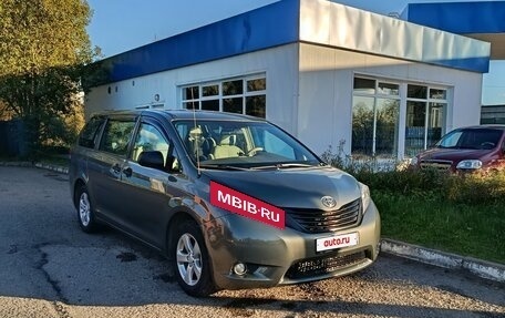 Toyota Sienna III, 2011 год, 2 300 000 рублей, 3 фотография