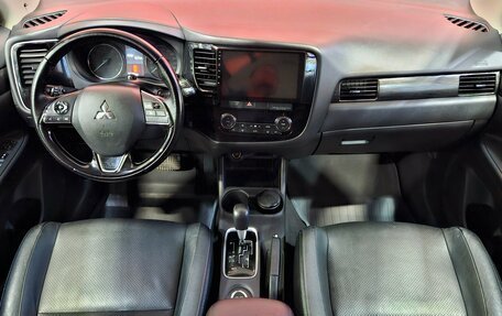 Mitsubishi Outlander III рестайлинг 3, 2016 год, 1 945 000 рублей, 9 фотография