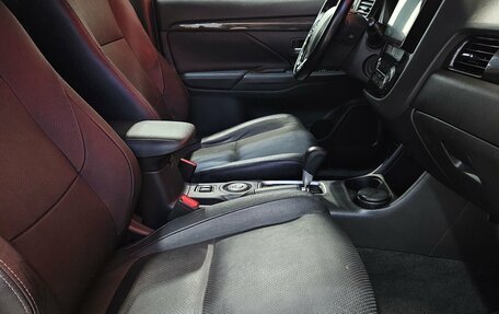 Mitsubishi Outlander III рестайлинг 3, 2016 год, 1 945 000 рублей, 13 фотография