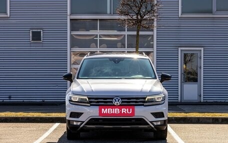 Volkswagen Tiguan II, 2019 год, 2 395 000 рублей, 2 фотография