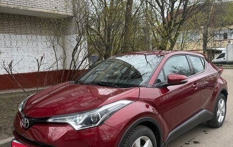 Toyota C-HR I рестайлинг, 2019 год, 2 700 000 рублей, 3 фотография
