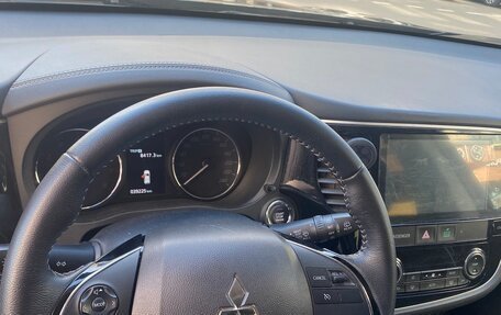 Mitsubishi Outlander III рестайлинг 3, 2022 год, 3 100 000 рублей, 8 фотография
