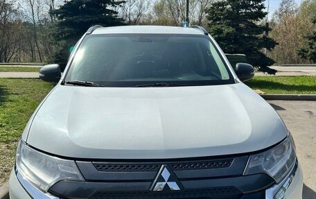 Mitsubishi Outlander III рестайлинг 3, 2022 год, 2 550 000 рублей, 6 фотография