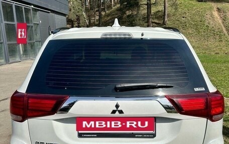 Mitsubishi Outlander III рестайлинг 3, 2022 год, 2 550 000 рублей, 4 фотография