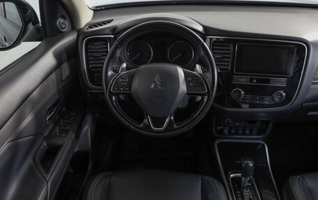 Mitsubishi Outlander III рестайлинг 3, 2019 год, 2 499 000 рублей, 10 фотография