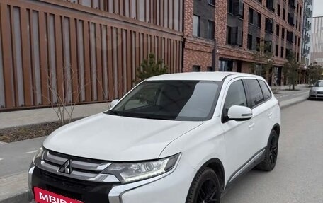 Mitsubishi Outlander III рестайлинг 3, 2015 год, 1 860 000 рублей, 2 фотография