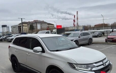 Mitsubishi Outlander III рестайлинг 3, 2015 год, 1 860 000 рублей, 4 фотография