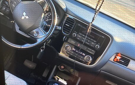 Mitsubishi Outlander III рестайлинг 3, 2016 год, 1 675 000 рублей, 5 фотография