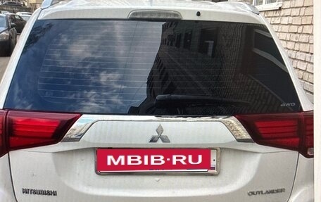 Mitsubishi Outlander III рестайлинг 3, 2016 год, 1 675 000 рублей, 8 фотография