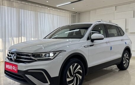 Volkswagen Tiguan II, 2022 год, 2 500 000 рублей, 1 фотография