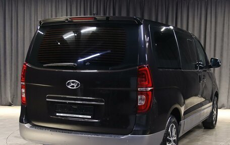 Hyundai Grand Starex Grand Starex I рестайлинг 2, 2018 год, 2 999 000 рублей, 2 фотография