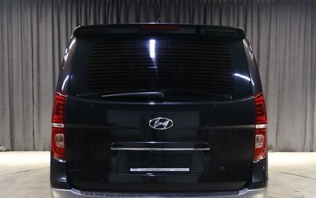 Hyundai Grand Starex Grand Starex I рестайлинг 2, 2018 год, 2 999 000 рублей, 15 фотография