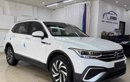 Volkswagen Tiguan II, 2022 год, 2 500 000 рублей, 2 фотография