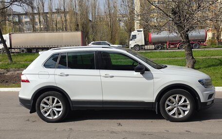 Volkswagen Tiguan II, 2018 год, 2 049 999 рублей, 2 фотография