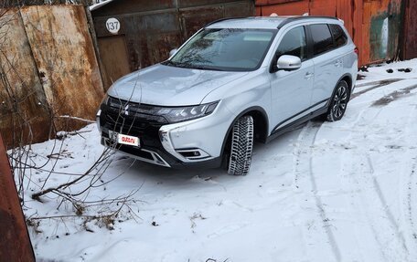 Mitsubishi Outlander III рестайлинг 3, 2022 год, 3 450 000 рублей, 2 фотография