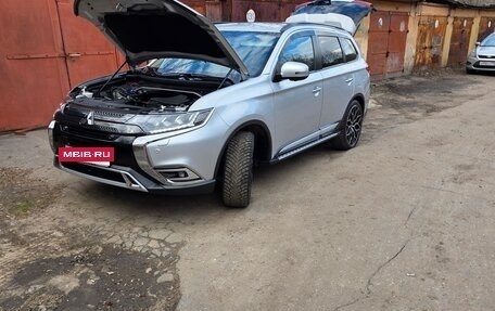 Mitsubishi Outlander III рестайлинг 3, 2022 год, 3 450 000 рублей, 6 фотография