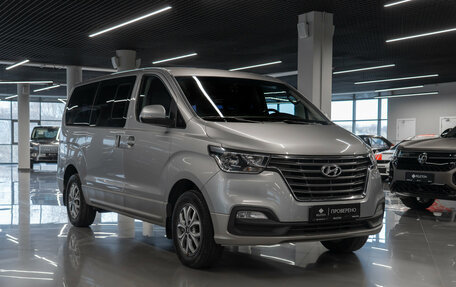 Hyundai Grand Starex Grand Starex I рестайлинг 2, 2018 год, 3 800 000 рублей, 2 фотография