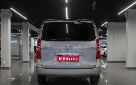 Hyundai Grand Starex Grand Starex I рестайлинг 2, 2018 год, 3 800 000 рублей, 6 фотография