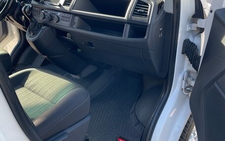 Volkswagen Caravelle T6 рестайлинг, 2018 год, 3 400 000 рублей, 20 фотография