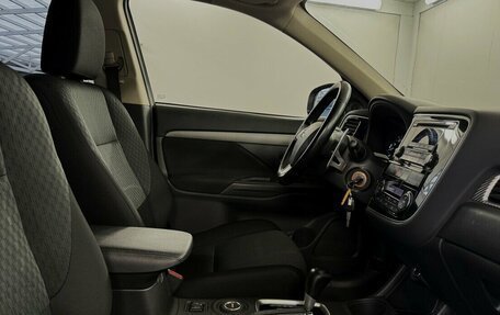 Mitsubishi Outlander III рестайлинг 3, 2014 год, 1 675 000 рублей, 12 фотография