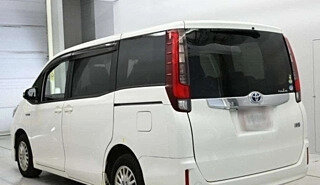 Toyota Noah III, 2017 год, 1 660 000 рублей, 4 фотография