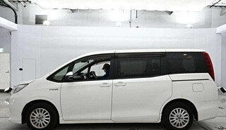 Toyota Noah III, 2017 год, 1 660 000 рублей, 7 фотография