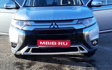 Mitsubishi Outlander III рестайлинг 3, 2019 год, 2 200 000 рублей, 4 фотография