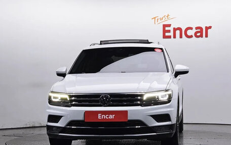 Volkswagen Tiguan II, 2020 год, 2 430 000 рублей, 3 фотография