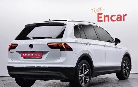 Volkswagen Tiguan II, 2020 год, 2 430 000 рублей, 2 фотография