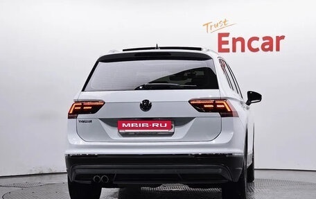 Volkswagen Tiguan II, 2020 год, 2 430 000 рублей, 4 фотография