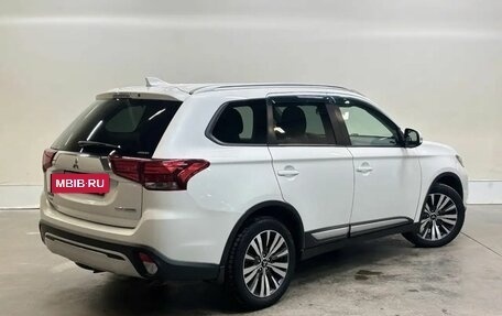 Mitsubishi Outlander III рестайлинг 3, 2019 год, 2 039 000 рублей, 2 фотография