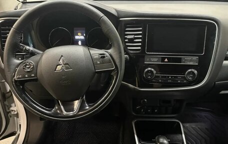 Mitsubishi Outlander III рестайлинг 3, 2019 год, 2 039 000 рублей, 10 фотография