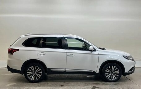 Mitsubishi Outlander III рестайлинг 3, 2019 год, 2 039 000 рублей, 6 фотография