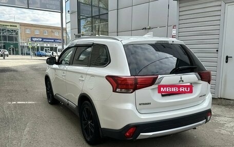 Mitsubishi Outlander III рестайлинг 3, 2018 год, 1 940 000 рублей, 2 фотография