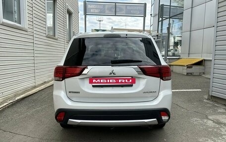Mitsubishi Outlander III рестайлинг 3, 2018 год, 1 940 000 рублей, 3 фотография